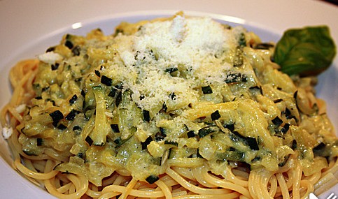 Spaghetti mit Zucchini-Sosse