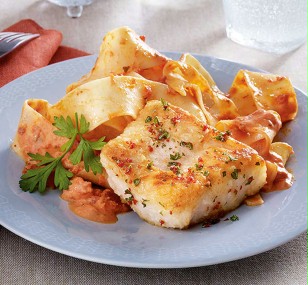 Seelachs auf cremigen Tomatennudeln