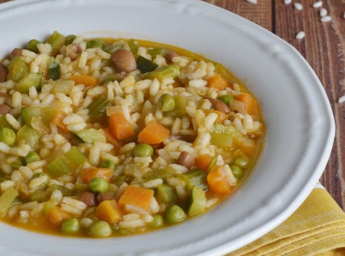 Gemüse-Reis-Suppe mit Zucchini